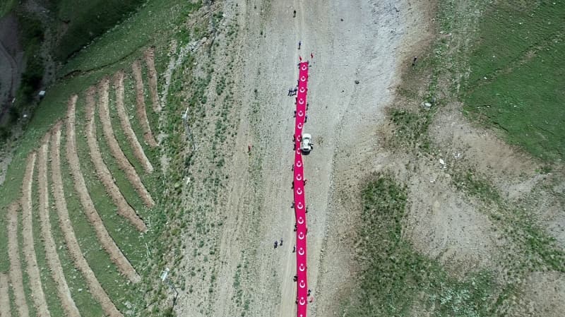 <p>Yakutiye Gen�lik Merkezi M�d�r� Z�lk�f Y�lmaz, 15 Temmuz �ehitlerini yad etmek amac�yla etkinli�i d�zenlediklerini s�yledi.</p>