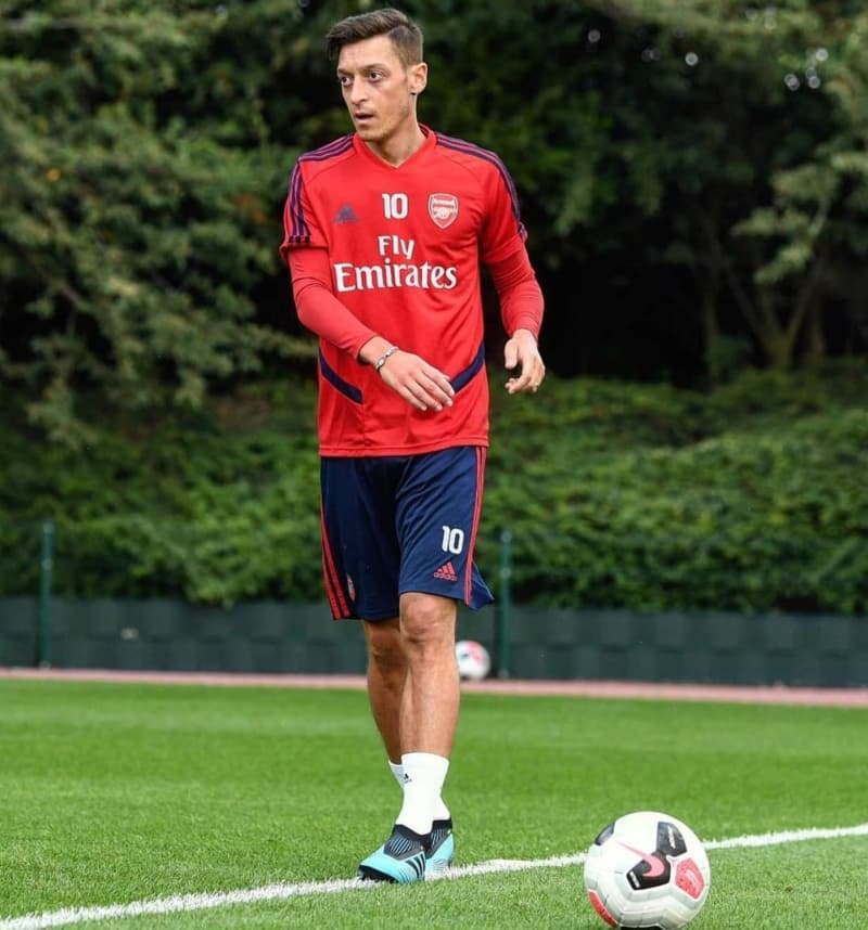 <p><b>MESUT ÖZİL, TÜRKİYE'DE FORMA GİYMEYE YAKIN </b></p><p><br></p><p>Henüz 31 yaşındaki yıldız oyuncu Türkiye'de forma giymeye daha yakın. </p>