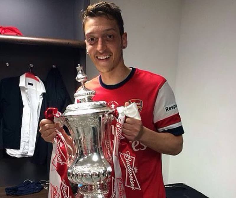 <p>Arsenal ile 2 İngiltere Kupası, 2 de İngiltere Süper Kupası'nı (Community Shield) kazanma başarısı gösterdi.</p>