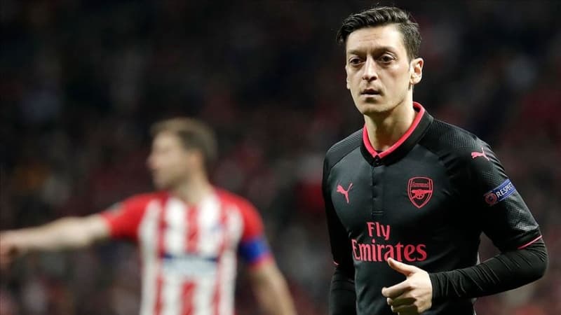 <p>Özellikle ismi Fenerbahçe ile anılan ve sürekli transfer gündeminde olan <b>Özil'in gelecek sezon iyi takım kurulması ve şartların uygun olması durumunda Fenerbahçe'nin teklifine 'evet' diyebileceği öğrenildi.</b></p>