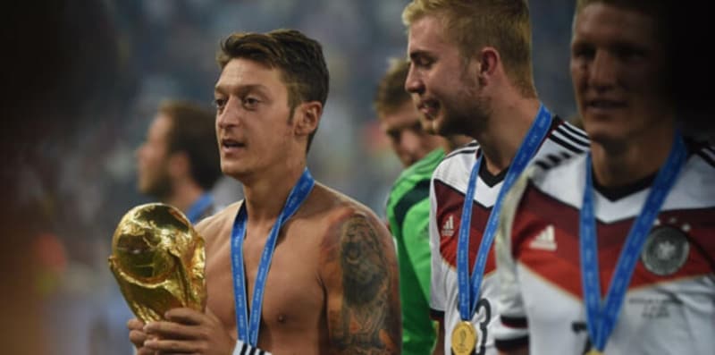 <p><b>KUPA KOLEKSİYONCUSU MESUT ÖZİL </b></p><p><br></p><p>Kariyerinde Almanya ile 1 Dünya Kupası Şampiyonluğu bulunan Özil, Real Madrid ile 1 kez de La Liga şampiyonluğu yaşadı. </p>