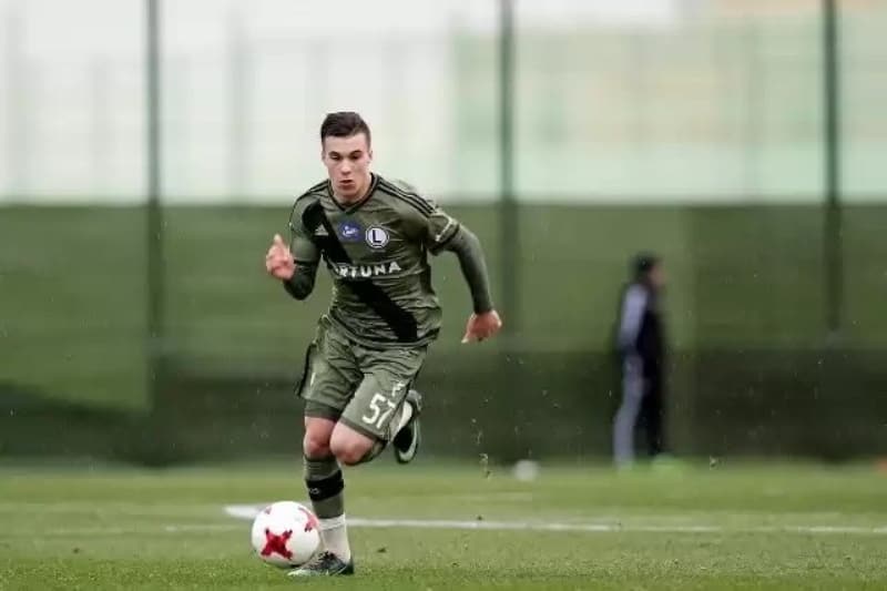 <p>Galatasaray da ilgileniyor</p><p>Fenerbahçe’nin transfer gündemindeki <b>Konrad Michalak’la ilgilenen bir diğer kulübün Galatasaray olduğu da öğrenildi.</b></p>