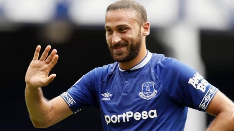 <p>Geçtiğimiz sezon Crystal Palace'a kiralanan ancak sakatlığı sebebiyle forma giyemeyen ve yeniden Everton'a dönen Cenk Tosun, İngiliz ekibinin gelecek planları arasında yer almıyor.</p>