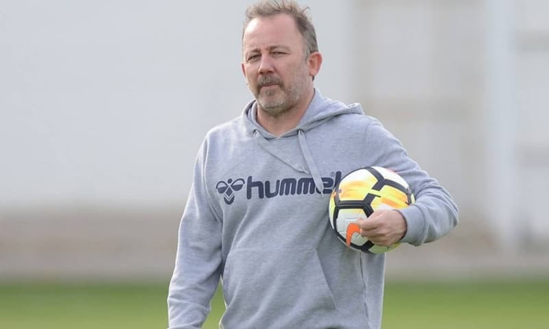 <p>Burak Yılmaz'ın yanına bir golcü alınmasını talep eden Yalçın, 'Bizi şampiyon yapar' dediği Cenk Tosun'un takıma kazandırılmasını istiyor.</p>