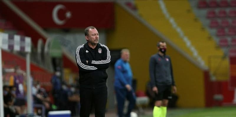 <p>Gelecek vadeden genç futbolcuların yanı sıra ilk 11'de direkt olarak oynayabilecek 4 transfer yapacaklarını ifade eden Başkan Ahmet Nur Çebi, Sergen Yalçın'la Cenk Tosun'un son durumunu görüştü.<br></p>