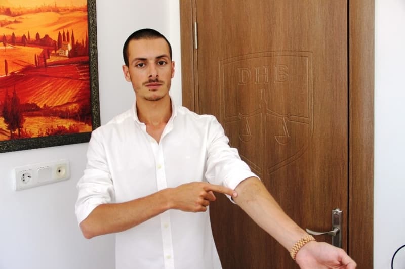 <p>Ben her seans bin 600 lira para �dedim bu insana. �u anda �ok ma�durum ve kimsenin bu s�k�nt�lar� ya�amas�n� istemiyorum. 16 May�s 2019’e kadar ben 1,5 ayda 2 kez olmak �zere seansa girdim. Yakla��k 20 g�nde bir kez seansa girerek d�vmelerimi sildirdim. Her seansta bu izlerin hi�bir �ekilde kalmayaca��n�, bunun bir tedavi s�reci oldu�unu ve ge�ece�ini s�ylemesine ra�men hi�bir geli�me olmad�. Aradan aylar ge�ti ve �ok sa�ma sapan teknikler uygulad�. G�zenek a�mak i�in bile uygulamalar yapt�” dedi.</p>