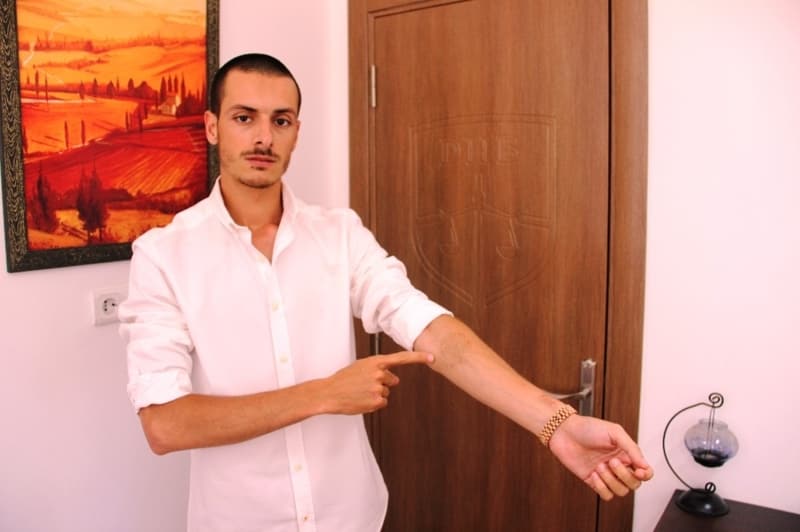 <p>&nbsp;Kendisi bana yapaca�� i�lemlerde hi�bir risk olmad���n�, risk olu�turabilecek bir i�lem yapmad�klar�n� ve bir�ok ki�ide uygulad�klar� teknikle d�vme sildirdiklerini s�yleyerek beni ikna ettiler. 3 Eyl�l 2018 y�l�nda ilk seans�ma girdim. S�v� bir solisyonu d�vme makinesiyle deri alt�na enjekte ederek boya kusturmaya �al��t�lar. Bu benim bilmedi�im bir teknikti. Fakat bu tekni�in �ok faydal� oldu�unu ve hi�bir �ekilde v�cutta s�k�nt� olu�turmad���n�, iz b�rakmad���n� s�yledi. Seans �creti olarak bin 600 lirada anla�t�k ve o zamanlar askeri �cret bin 600 liraya yak�n bir �eydi.</p>