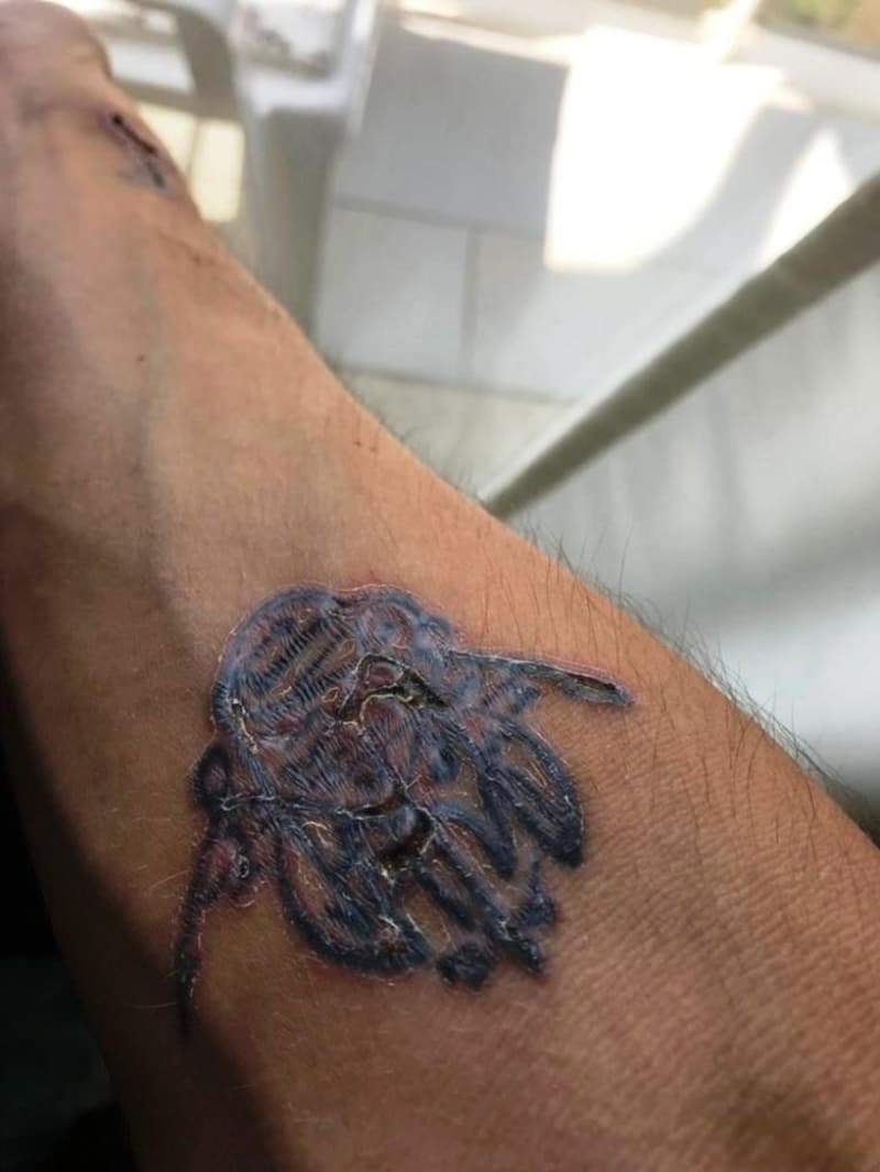 <p>&nbsp;Ben vatan millet a���� olan bir insan�m. Benim i�in �ok manevi de�eri olan �ok anlaml� d�vmelerdi. Bile�imde rahmetli annemin ismi yaz�yordu. Kolumda Allah’tan ba�ka galip yoktur yaz�yordu, hat sanat� ile birlikte. Rahmetli annem ve karde�imin do�um g�n� ayn� g�n onun tarihi yaz�yordu yine bile�imde. Di�er bile�imde beni b�y�ten anneannemin ismi, kolumda Enfal suresinden bir kesit yaz�yordu.&nbsp;</p>