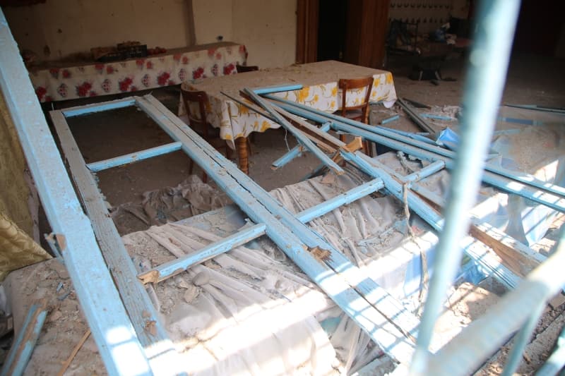 <p><b>- ERMENİSTAN 12 TEMMUZ'DA SALDIRI GİRİŞİMİNDE BULUNMUŞTU</b><br></p><p>Ermenistan ordusu, 12 Temmuz'da sınırın Tovuz bölgesinde Azerbaycan mevzilerine top atışları da dahil saldırı girişiminde bulunmuş, Azerbaycan ordusunun karşılık vermesi üzerine kayıp vererek geri çekilmişti.</p>