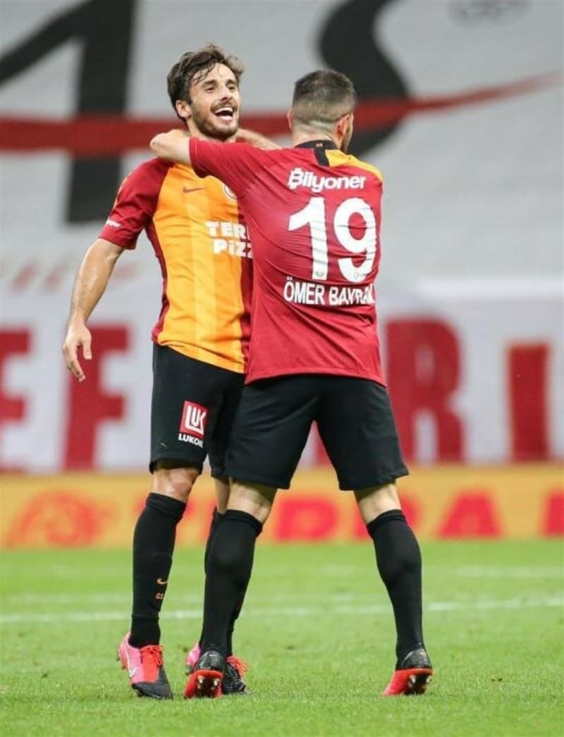 <p>Göztepe kalecisi Beto kendisine atılan geri pasta topu ayağında fazla tuttu ve riske girdi. Adem Büyük Beto'dan topu kaparak golü attı ve takımını 1-0 öne geçirdi.</p>