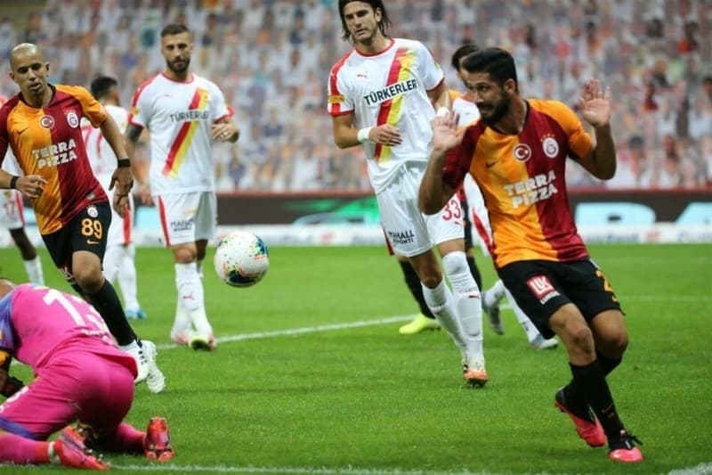 <p>Hakem VAR'da golün kontrolünü yaptı ve Adem Büyük'ün Beto'dan topu kaparken faul yaptığını belirledi.</p>