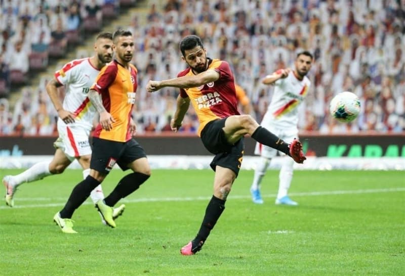 <p>Gol iptal edilirken, Galatasaray'ın hocası Fatih Terim, Koray Gençerler'e tepki gösterdi.</p>