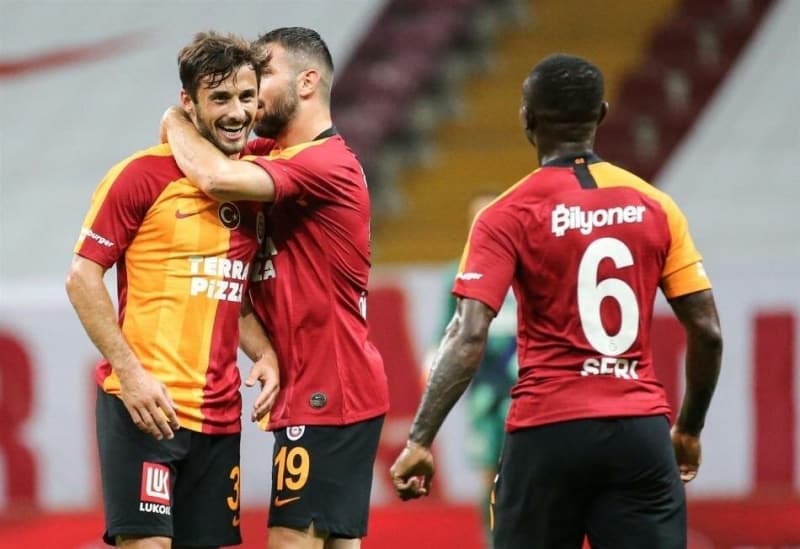 <p>Galatasaray, 43 yıl sonra ilk kez 8 hafta arka arkaya kazanamadı. 9. hafta olmasını engelleyen Cimbom, Göztepe'yi 3-1 yenerek 3 puanın sahibi oldu.  </p>