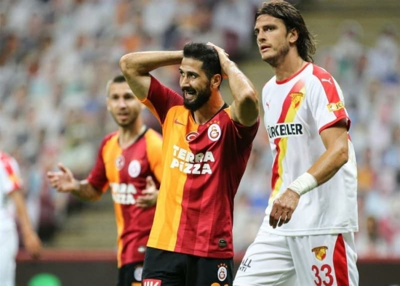 <p>Kulübüde bir hayli üzgün görünen Terim'in bu görüntüleri gözlerden kaçmadı.</p>