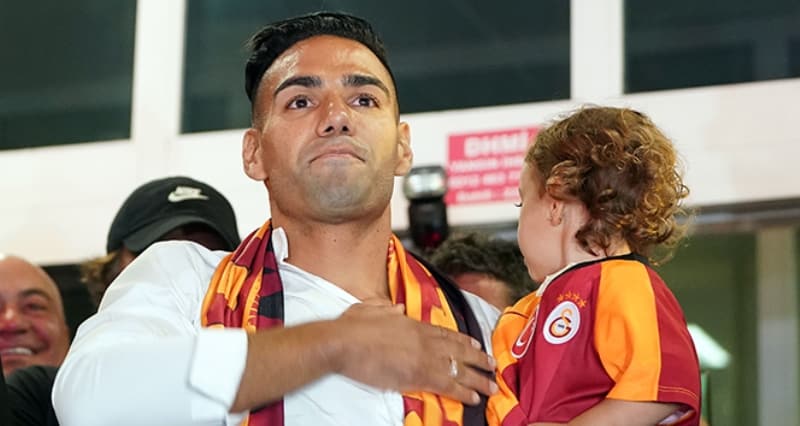 <p>Öte yandan menajerlere yetki veren Galatasaray'ın, Falcao için kulübe gelecek tüm transfer tekliflerini değerlendirmeyi planladığı aktarıldı.</p><p><br></p><p>Sabah</p>