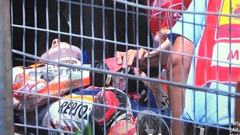 <p>Aracın altından kaymasıyla havada kalan tecrübeli pilot, ardından pist dışındaki bölgeye doğru savruldu.</p>