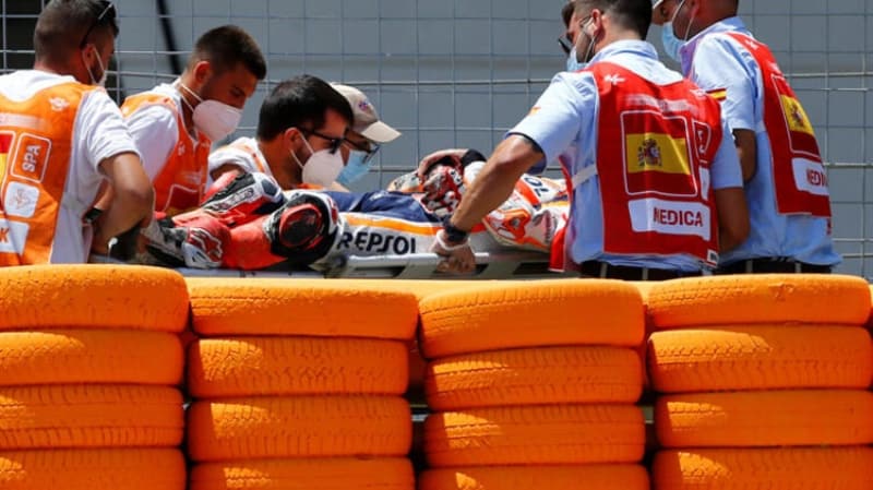 <p>Son sıralara kadar gerilediği mücadelede yeniden ilk üçe kadar tırmanan Marquez, bitime dört tur kala hızlı girdiği virajda motosikletinin kontrolünü kaybetti. </p>