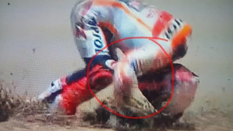 <p>İspanya’da koşulan ilk yarışta şampiyonluğun en büyük favorisi, yaşadığı talihsizlik sonucunda yarış dışı kaldı.</p>