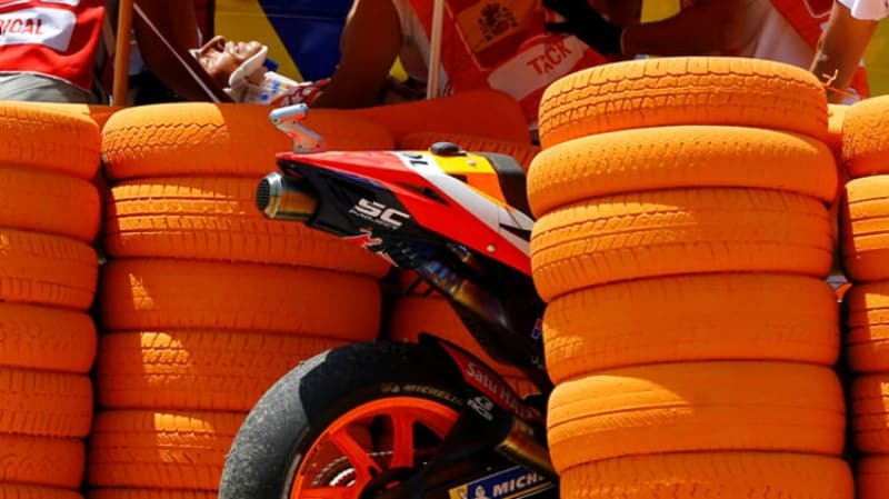 <p>Yarışı önde götürdüğü bölümde kumlu bölüme giren ve hızını kaybederek rakiplerinin gerisinde kalan İspanyol pilot, sonrasında piste dönmeyi başarıp tekrardan üst sıralara doğru tırmansa da, bu kez de kaza geçirdi.</p>