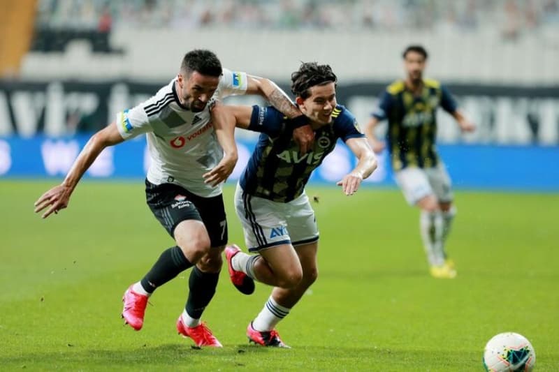 <p>Süper Lig'de 2019-2020 sezonunun son derbisinde Beşiktaş, Fenerbahçe'yi konuk ettiği mücadeleye Hasan Ali Kaldırım ve gökhan Gönül damgasını vurdu.</p>