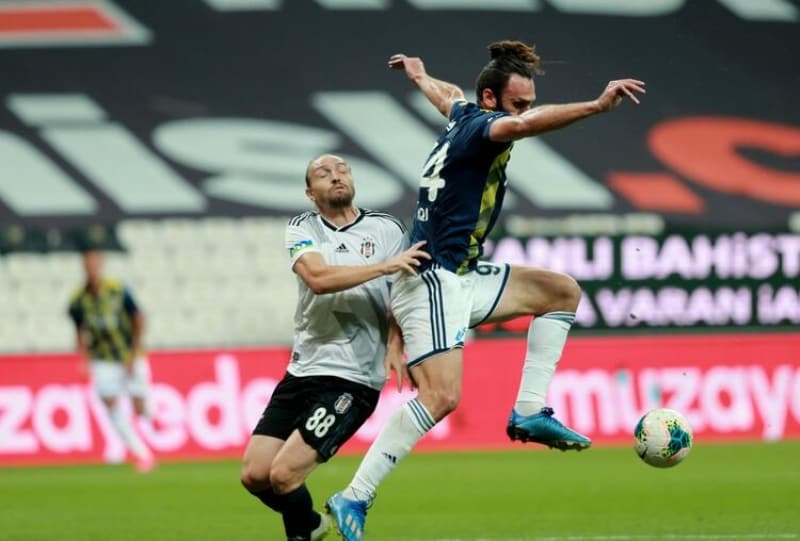 <p>Fenerbahçe'nin tecrübeli orta saha oyuncusu Tolga Ciğerci, ligde 4 maç sonra ilk 11'de yer aldı. Tolga, yaşadığı sakatlık sebebiyle 3 maçı kaçırmış ve geçen hafta Demir Grup Sivasspor karşısında son bölümde forma giymişti.</p>