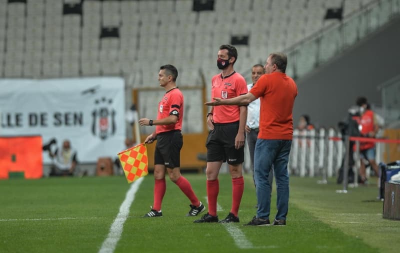 <p>Maçın hakemi Halil Umut Meler, Gökhan'a sarı kart gösterdi.</p>