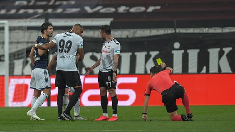 <p>Kafa kafaya gelen iki oyuncu, Emre Belözoğlu'nun araya girmesiyle sakinleşti. </p>