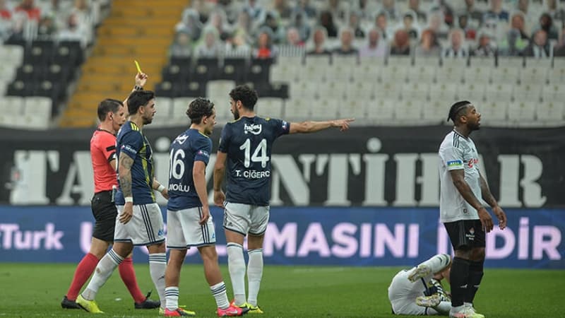 <p><b>GÖKHAN'IN ÜZERİNE YÜRÜDÜ </b></p><p>Gökhan'ın sert hamlesiyle yerde kalan Hasan, kalktığı gibi tecrübeli futbolcunun üzerine yürüdü.</p>