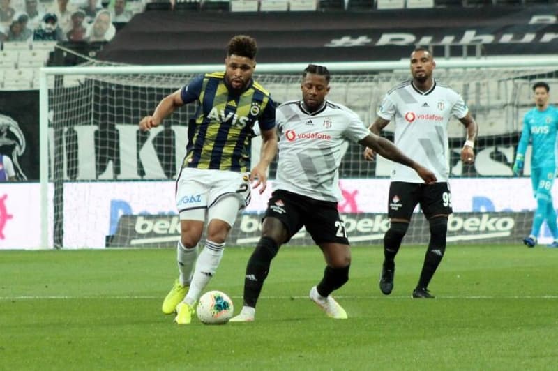 <p>Fenerbahçe'nin tecrübeli stoperi Simon Falette, Beşiktaş mücadelesinde takımını yalnız bırakmadı. </p>