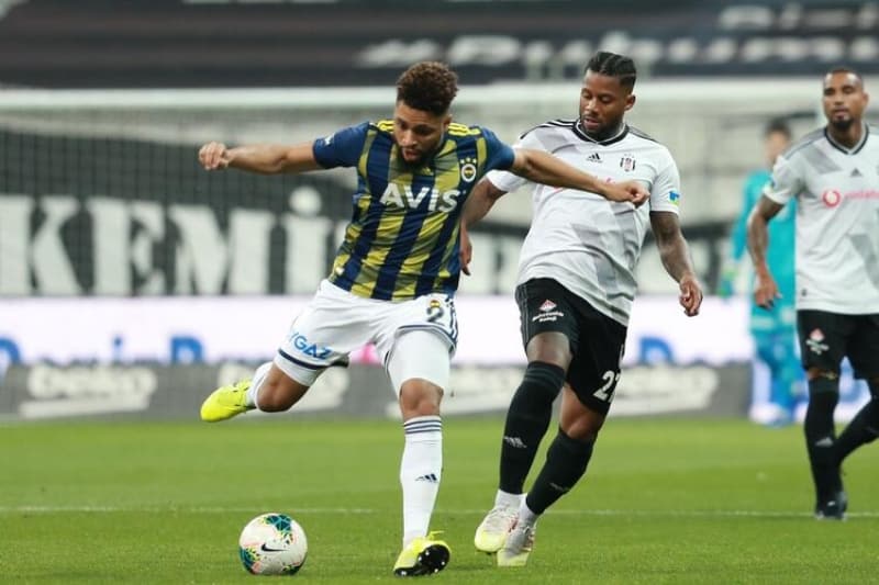 <p>Almanya'nın Eintracht Frankfurt takımından kiralanan 28 yaşındaki oyuncu, ligde geçen hafta oynanan Demir Grup Sivasspor mücadelesinin son bölümünde yaşadığı sakatlıkla oyun alanını terk etmişti. Öte yandan Simon Falette, Fenerbahçe formasıyla ilk derbi heyecanını yaşadı</p>