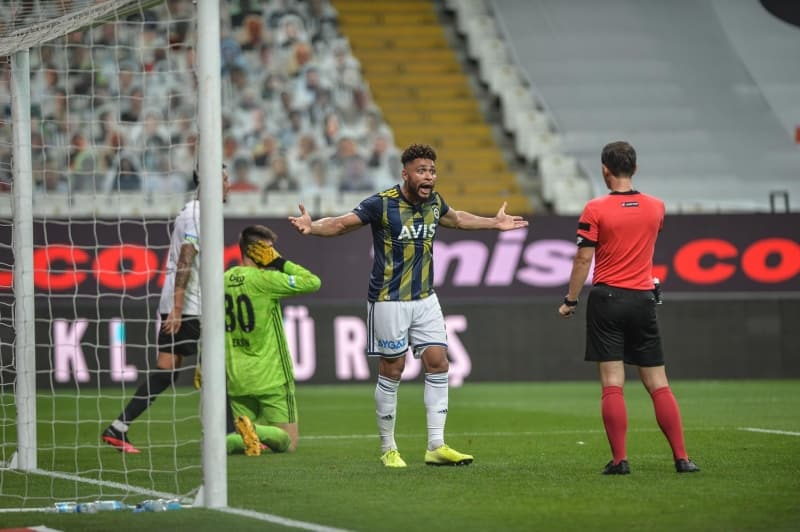 <p>İkilinin tartışmasında Hasan Ali Kaldırım, 'Ne yapıyorsun ya?' derken Gökhan Gönül'ün yanıtı 'Ne yapıyorum ya?' şeklinde oldu.</p>