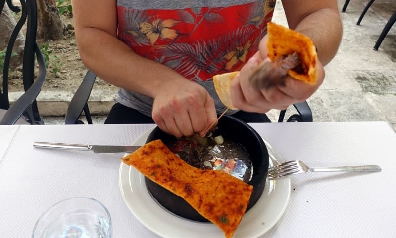 <p>Y�z� k�zar�nca f�r�ndan al�nan kebap ters y�z edilip, kalan ya� tekrar �zerine s�r�lerek yeniden f�r�na veriliyor. �kinci y�z� k�zar�nca f�r�ndan al�nan kebap ipi ile 30 santimetre boyunda par�alara kesilip servis ediliyor.</p>