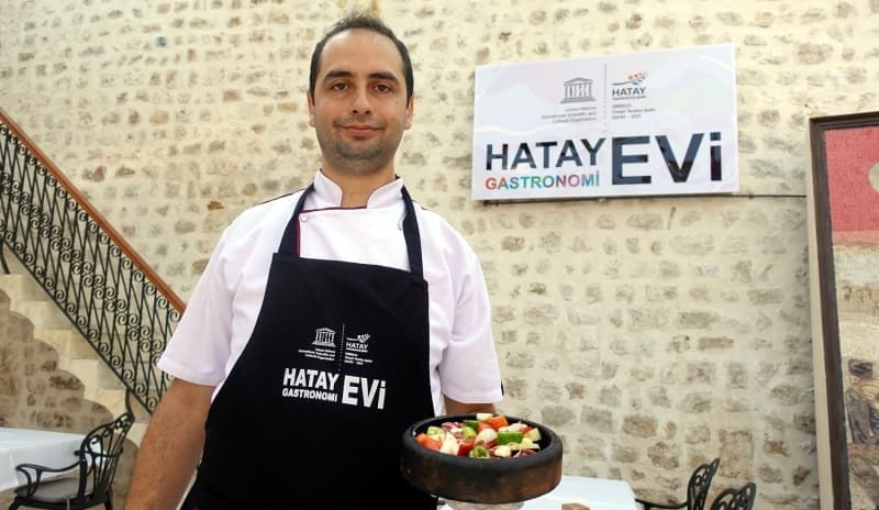 <p>K�nnap kebab� yap�l�rken �nce arpac�k so�anlar� temizleniyor ard�ndan patl�can ve domatesler ku�ba�� do�ran�yor ve etlerle tuzlan�yor.�</p>
