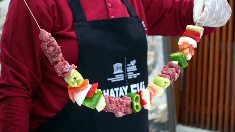<p>Kebab�n g�r�nt�s�n�n ve yeme �eklinin farkl� olmas�n�n yan� s�ra lezzetinin de muazzam oldu�unu aktaran Kavralo�lu, 'Kebab� ilk kez �i�te de�il, ipte yedim ve �ok sevdim.' diye konu�tu.</p>