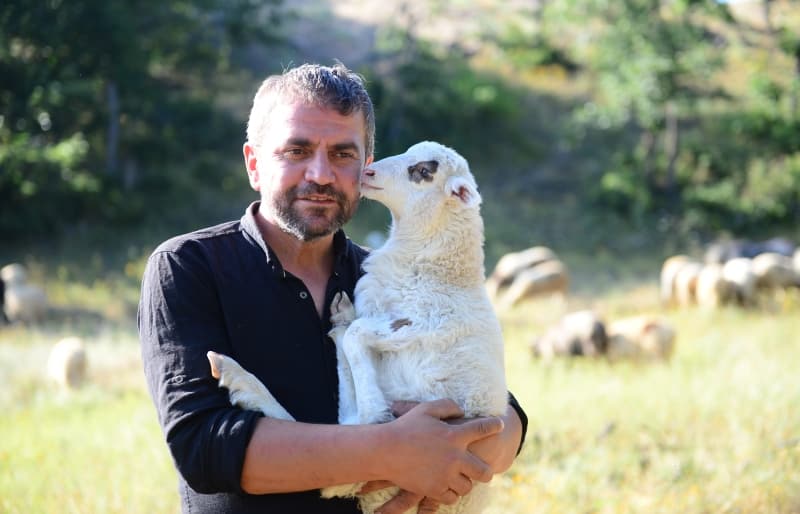 <p>Şerbetçi, yaklaşık iki yıl fizibilite çalışması yaptığını belirterek 'Devletin vermiş olduğu imkanları araştırdım, üretimle ilgili ciddi teşvikleri okuyordum, duyuyordum. Daha sonra bu işi yapabileceğime karar verdim.' dedi.</p>