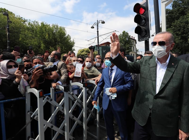 <p>Ayasofya Camisi'nde yaklak bir saat kalan Erdoan, Kltr ve Turizm Bakan Mehmet Nuri Ersoy ile stanbul Valisi Ali Yerlikaya'dan al iin yrtlen almalara ilikin bilgi ald. Cumhurbakan Erdoan'a, letiim Bakan Fahrettin Altun, ileri Bakan Sleyman Soylu ile Diyanet leri Bakan Prof. Dr. Ali Erba da elik etti. Erdoan, incelemelerinin ardndan Ayasofya Camisi'nden ayrlrken, vatandalar selamlad. </p>