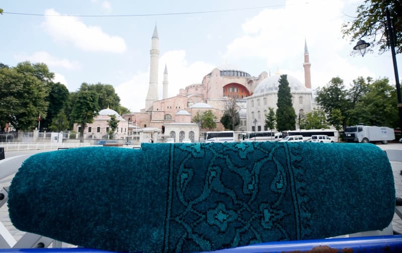 <p><b>MLER GETRLD</b></p><p><b><br></b></p><p>Ayasofya'da 24 Temmuz'da klnacak ilk Cuma namaz iin hazrlklar sryor. Ala gnler kala Ayasofya evresinde youn gvenlik nlemleri alnrken, camii ierisindeki bahe iin im getirildii grld. te yandan hazrlklar kapsamnda Ayasofya nne basn mensuplar iin platform kurulmaya baland.</p>