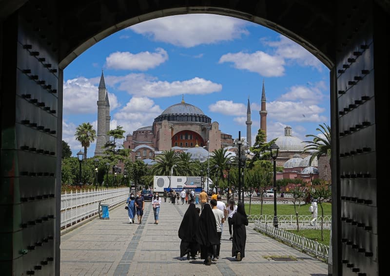 <p>Ayasofya Cuma namazna hazrlanyor...</p>