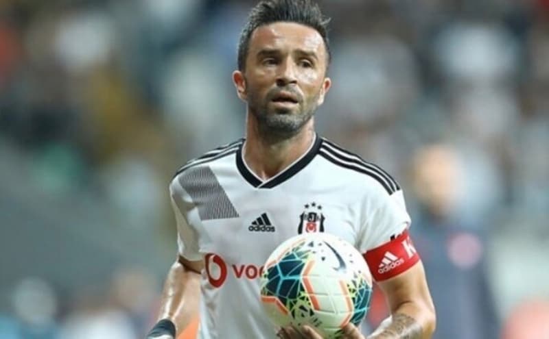 <p>GÖKHAN GÖNÜL</p><p>Yaş: 35</p><p>Mevkii: Sağ bek</p>