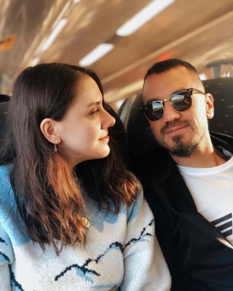 <p><b>MERTHAN AIL KMDR?</b></p><p>Erzurumspor formas giyen ve futbolu brakma karar alan Al, sportif kariyerine Ilcal ile ynetici olarak devam edecek. Merthan Al ayn zamanda Ilcal'nn eski ei eyma Suba'nn kardei Kbra Al'n ei.</p>