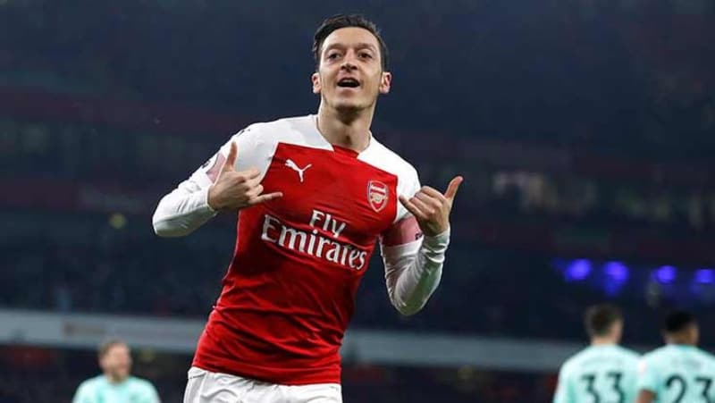 <p>Fenerbahe'nin Mesut zil'e ihtiyac olduunu dnmyorum. Daha dorusu Fenerbahe'nin de Mesut'un da kendine getirecek bir oraganizasyona ihtiyac var. Daha oturmu bir organizasyon Mesut zil'e yarar. Bana doru bir birliktelik olur gibi gelmiyor.</p>