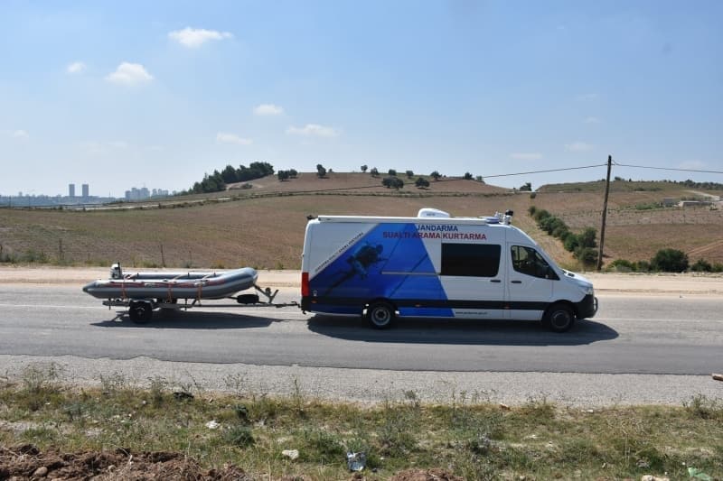 <p>Ayr�ca ekip, haftada en az iki g�n g�l ve denizde dal��lar ger�ekle�tirerek, su alt� g�revlerine 7 g�n 24 saat haz�r bekliyor.</p>