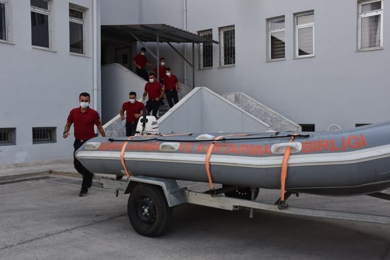 <p>Ekip, g�rev s�ras�nda v�cutlar�n�n daha g��l� ve diren�li kalmas�n� sa�lamak i�in spor yapmay� ihmal etmiyor.</p>