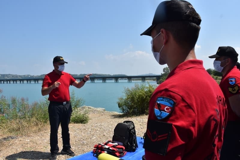 <p>Ekip ayr�ca 20 May�s'ta Ceyhan il�esinde sulama kanal�na giren ve kaybolan 16 ya��ndaki �ocu�un 23 May�s'ta cesedini bularak sudan ��kard�.</p>