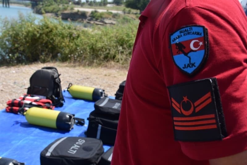 <p>Ekip, Tunceli'de 5 Ocak'ta kaybolan �niversite ��rencisi G�listan Doku'nun Uzun�ay�r Baraj G�l�'ndeki aranmas� �al��malar�nda 15 g�n g�rev ald�.</p>