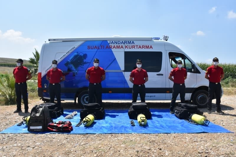 <p>Ekip, son olarak 26 Mart'ta Ceyhan Nehri'ndeki k�pr�den atlayan ki�inin cesedini Misis K�pr�s� ayaklar�nda a�a� ve ��p y���nlar�n�n aras�nda buldu.</p>