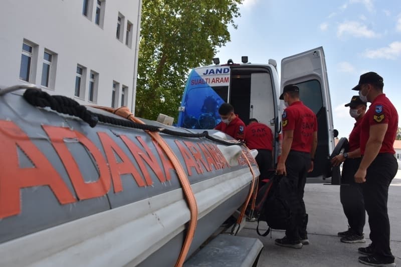 <p>G�reve ��kmad�klar� zamanlarda ekip, dal��, te�hizat, delil bulma, kurtarma gibi konularda teorik bilgilerini tazeliyor.�</p>