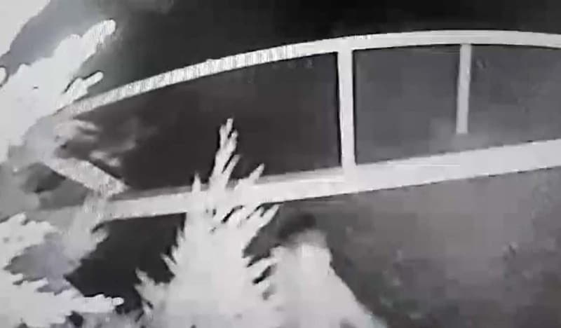 <p><b>OLAY GVENLK KAMERASINA YANSIDI</b></p><p><br></p><p>lhan Akar vatandalk grevini yaptn syleyerek aklama yapmazken, gvenlik kameralarnca kaydedilen grntlerde,</p>