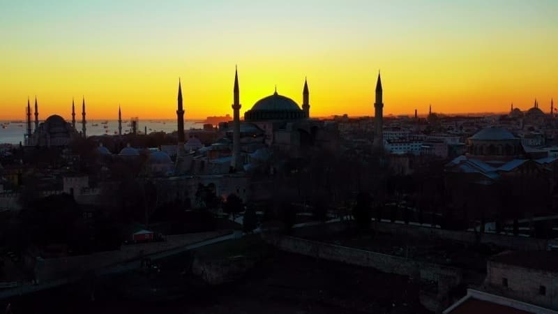 <p class='MsoNormal'>2016 itibaryla Hnkar Kasr blmnde vakit namazlar  klnmaya ve minarelerinden Sultanahmet Camii ile 5 vakit ifte ezan okunmaya  baland.</p>