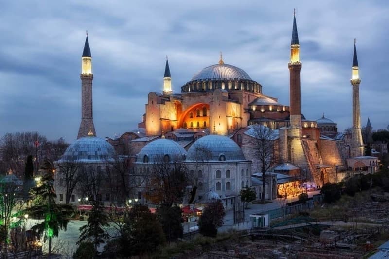 <p class='MsoNormal'>Ayasofya'nn tekrar cami olma sreci ilk olarak 2005’de  balad, 2005 ylnda yargya tanan olay Dantay 10. Dairesi tarafndan  reddedildi.</p>